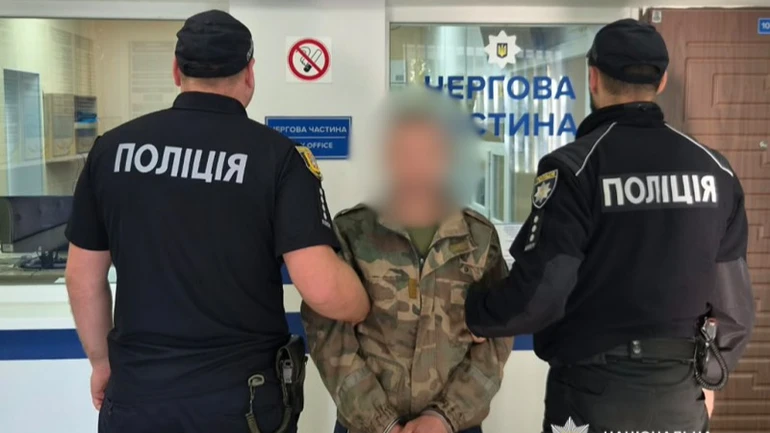 Погрожував розправою над батьками: на Одещині чоловіка підозрюють у зґвалтуванні 10-річної доньки друзів