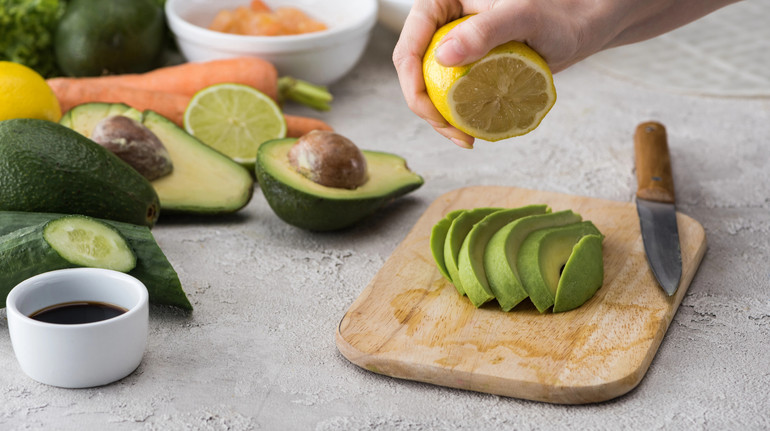 Позитивно впливає на серце, мозок та шкіру: 7 причин від дієтологині додати авокадо до раціону