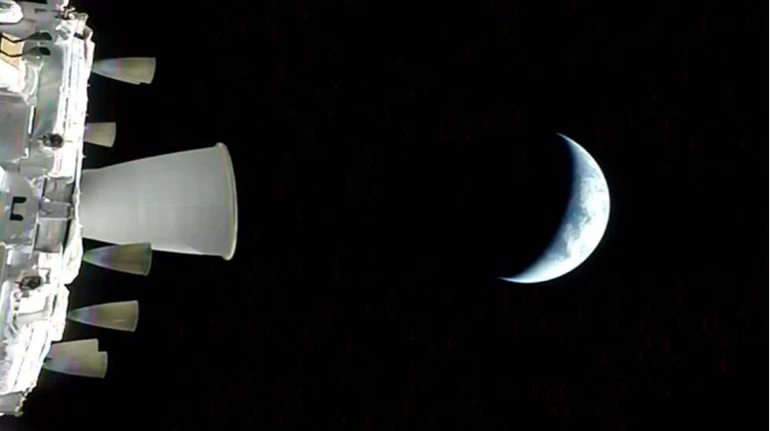 NASA показало фото Землі з борту корабля, що вперше за 50 років летить до Місяця