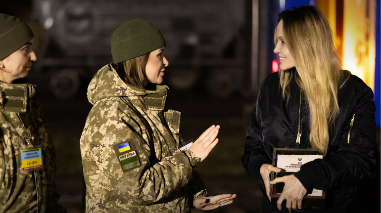 Прикордонники подякували Анджеліні Джолі за підтримку України та вручили подарунок
