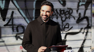 Мер Нью-Йорка повторив художній перформанс Марини Абрамович, щоб зустрітися з містянами