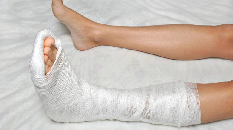 Виникла анорексія: у Києві вручили підозру матері, яка лишила травмованого сина на прабабусю