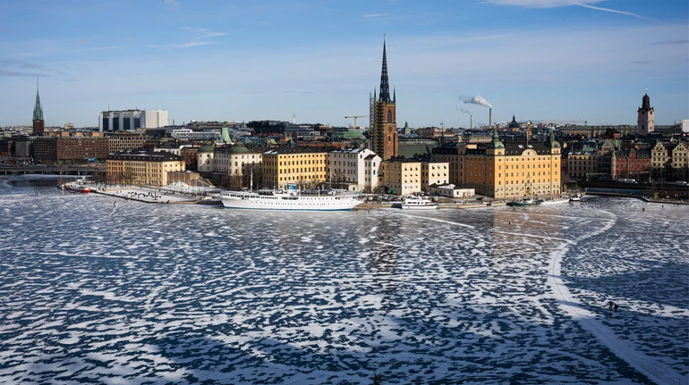 Відкололи крижину й поставили намет-сауну: у Швеції врятували туристів, які застрягли посеред моря