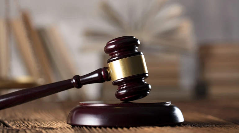 Залишила дитину під обстрілами: суд виніс вирок матері, донька якої отримала поранення в Куп’янську