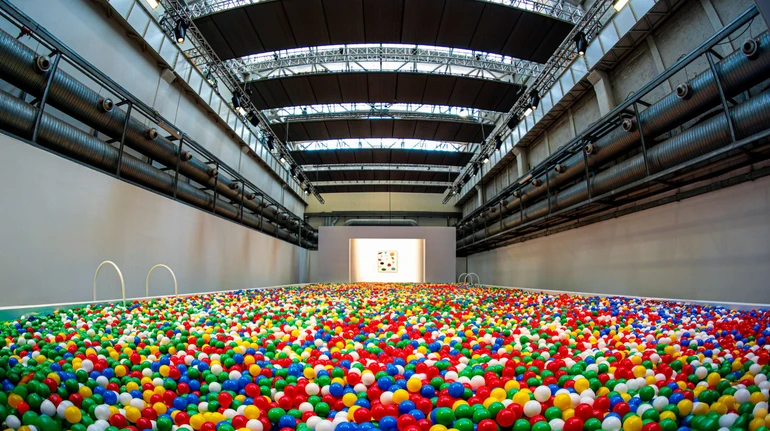 McDonald's створив гігантський басейн із кульками на Тижні дизайну в Мілані