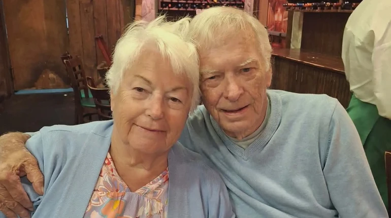 У Францію повернулася 86-річна жінка, яку затримали у США після віднайдення коханого юності