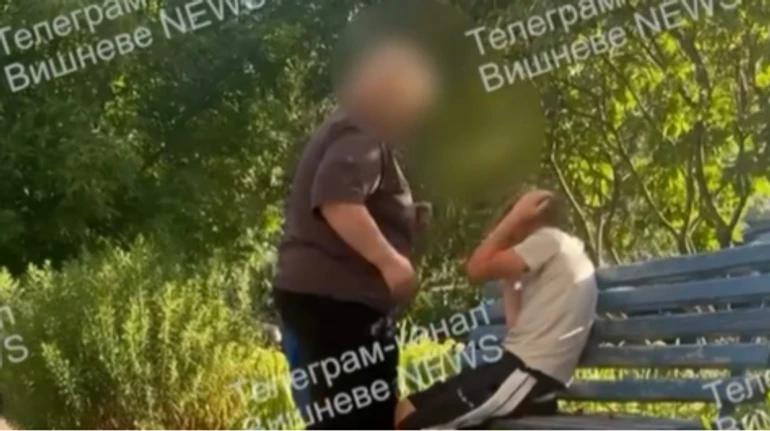Я тебе понівечу: на Київщині жінка побила й облаяла школяра за зірвану з клумби квітку