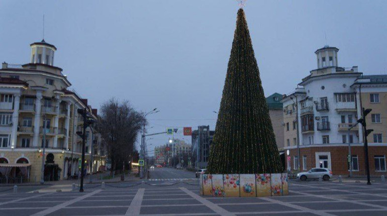 На місці масової загибелі людей: біля драмтеатру в окупованому Маріуполі росіяни встановили 14-метрову ялинку