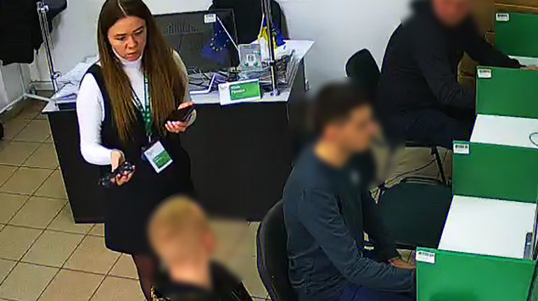 Хотів відчути себе спецагентом: на Львівщині чоловік намагався здати іспит з ПДР в окулярах з камерою