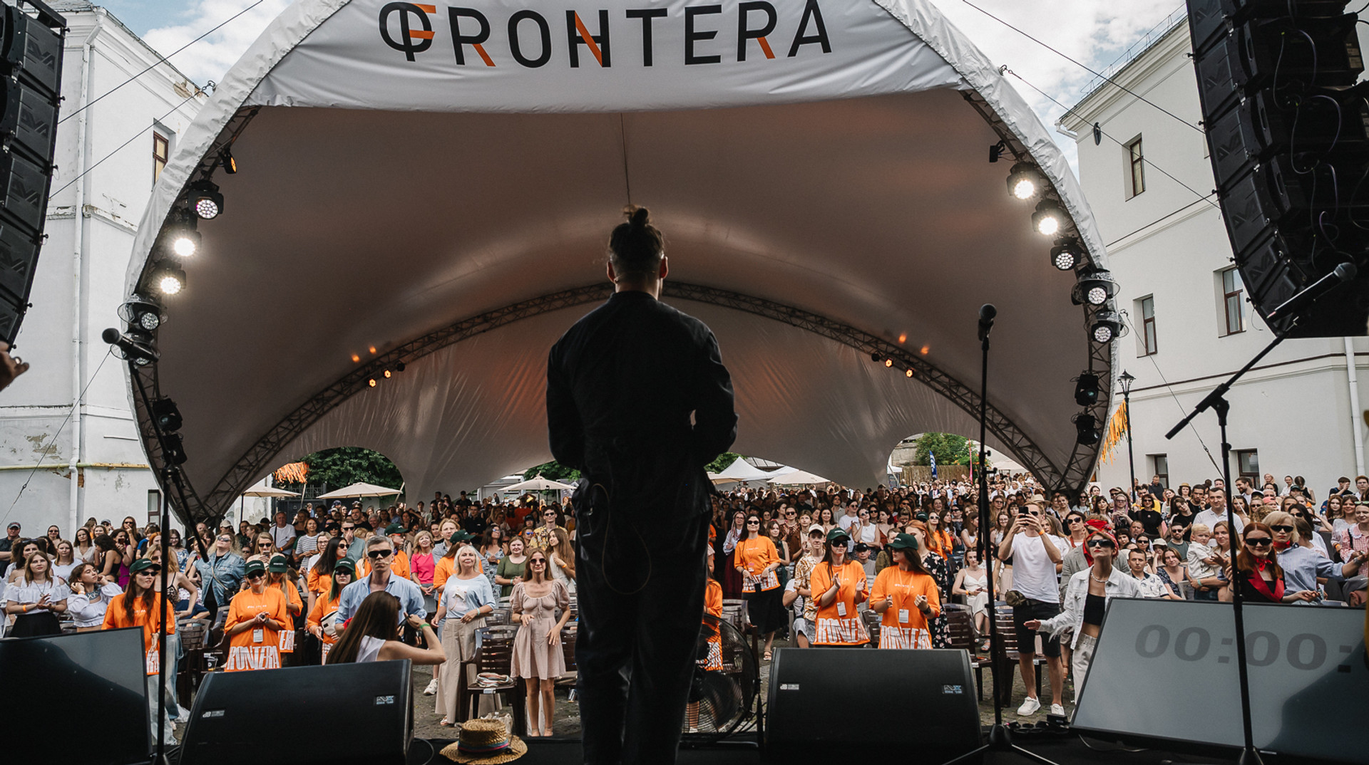 Вийти за межі книжкової бульбашки. Фестиваль Фронтера у Луцьку поєднав літературу з музикою, стендапом і театром