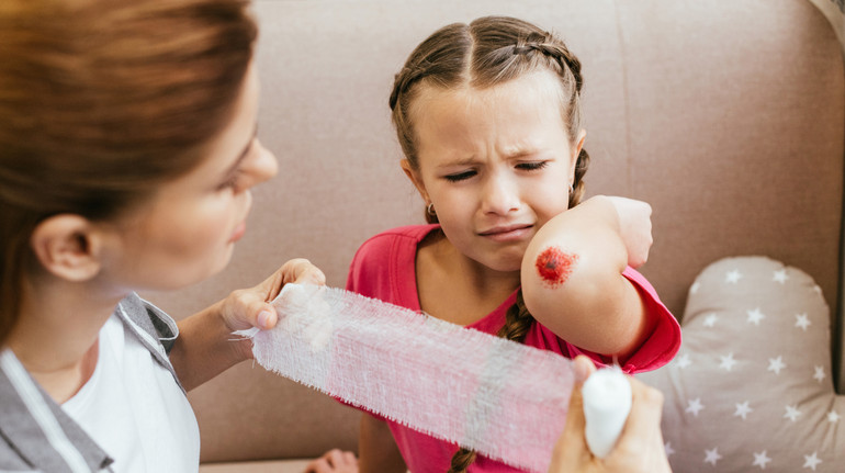 How to clean the wound at home and when to see a doctor