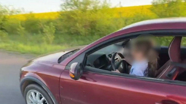 На Львівщині чоловік посадив за кермо 8-річну доньку: його оштрафували