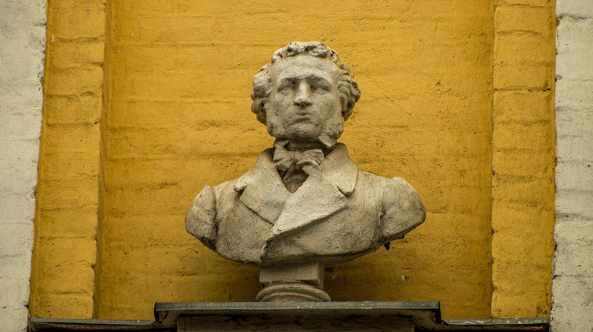 Булгаков, Пушкін, Чайковський, Глінка та море радянської символіки. Що зараз з деколонізацією в Києві та які основні проблеми?