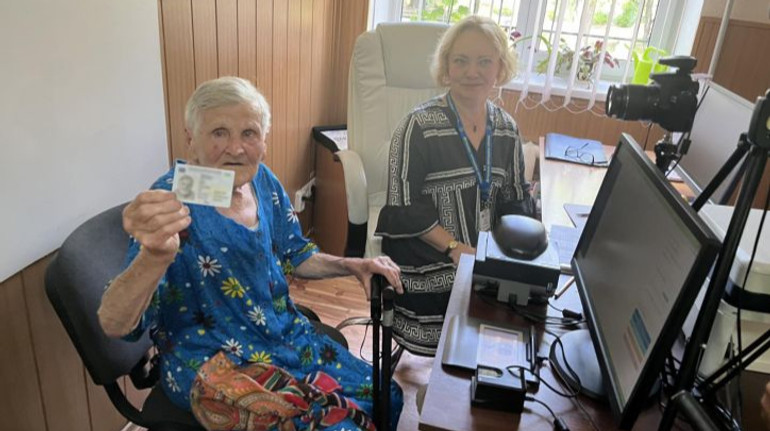 98-річна бабуся, яка самотужки вибралася з окупації, отримала новий паспорт
