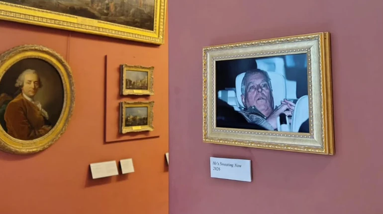 Активісти повісили в Луврі фото затриманого британського принца Ендрю