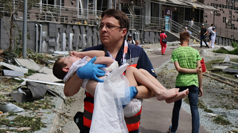 Переносив на руках: лікар Охматдиту розповів про евакуацію дітей із постраждалого відділення