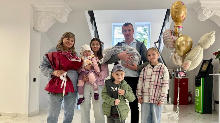 The eldest daughter cut the umbilical cord: in Lviv, a woman diagnosed with infertility gave birth to her seventh child