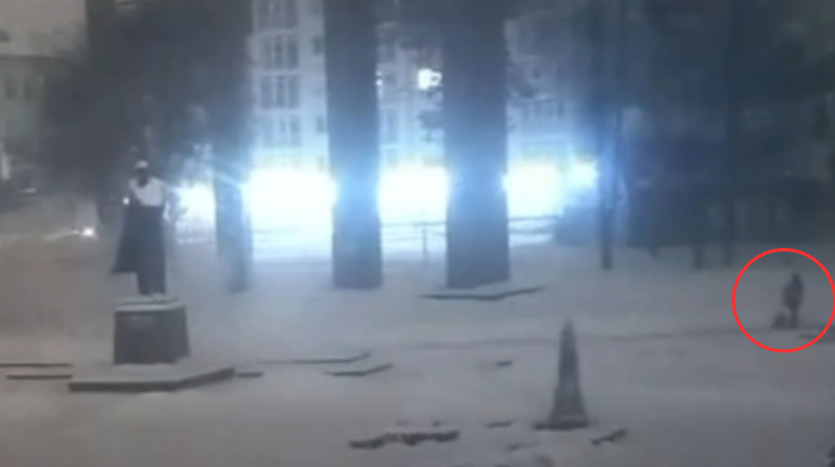 У Львові двірничка продовжила прибирати сніг після вибуху Шахеда: відео з нею підкорило мережу