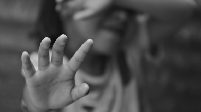 Обмежували дітей в їжі та не давали митися: на Дніпропетровщині судитимуть батьків-вихователів