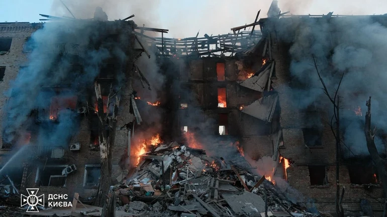 Життя згоріло, розсипалося: внаслідок атаки РФ на Київ подружжя журналістів втратило помешкання