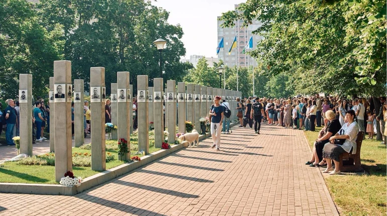 Бордюр, який перевернули і поставили: чому в Києві критикують Алею Героїв з бетонних стовпів