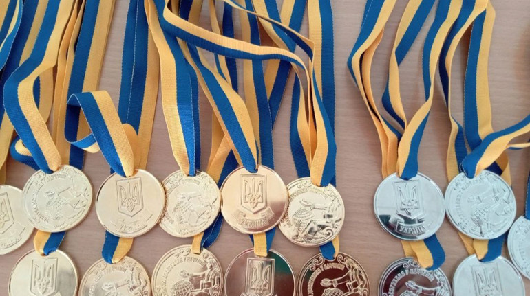 Чому в деяких школах продовжують вручати медалі і що вони тепер означають? Пояснили в МОН