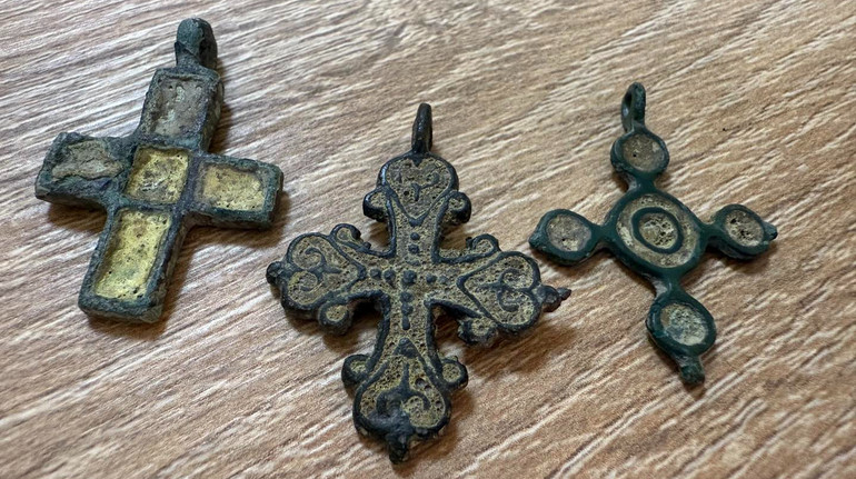 З України до Казахстану намагалися вивезти натільні хрестики ХІ-ХІІІ століть