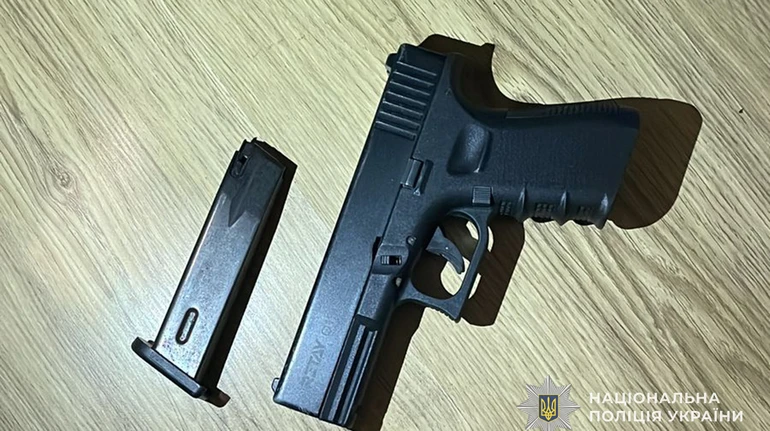 Закрив у квартирі й погрожував зброєю: на Тернопільщині викрили чоловіка, який кривдив дружину