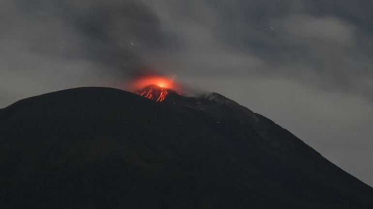 В Індонезії – виверження 725-метрового вулкана: є побоювання, що це спричинить цунамі