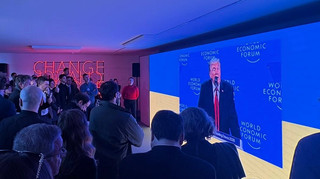 Українські художники показали атаку російських дронів на Європу під час Всесвітнього економічного форуму