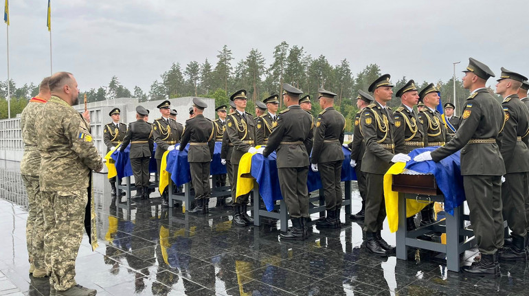 Понад 100 героїв поховали на Національному військовому кладовищі за перший місяць його роботи