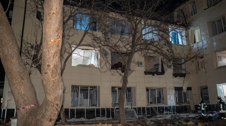 Пожежу на даху гасив лікар: в Одесі через атаку РФ горів пологовий