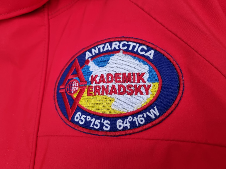 Шеврон станції Академік Вернадський на куртці полярника