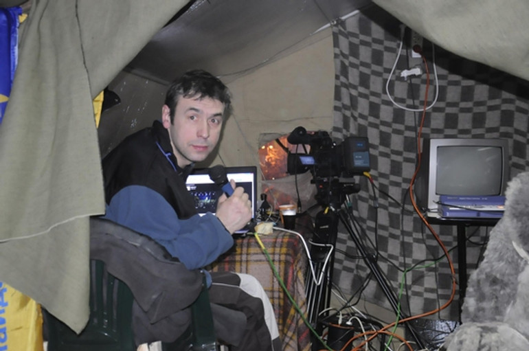 Руслан веде трансляцію з Майдану в наметі SPILNO.tv