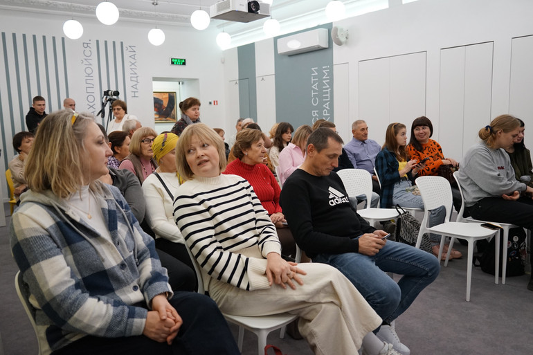 На зустріч з драматургинею зібралося понад пів сотні людей