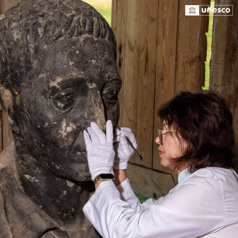 Один із бюстів Сковороди зібрали по шматочках