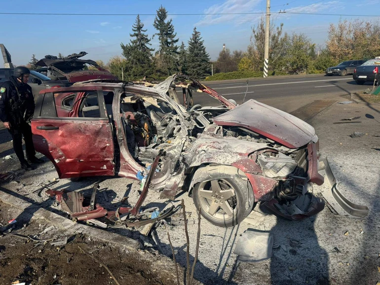 Пошкоджена автівка, якої команда їхала на зйомку