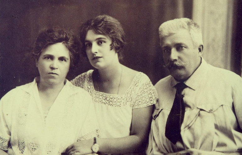 Lyudmila Starytska-Chernyakhivska with her husband Alexander Chernyakhivsky and daughter Veronica Chernyakhivska. Kyiv. 1925. Photos from the Museum Funds of prominent figures of Ukrainian culture
