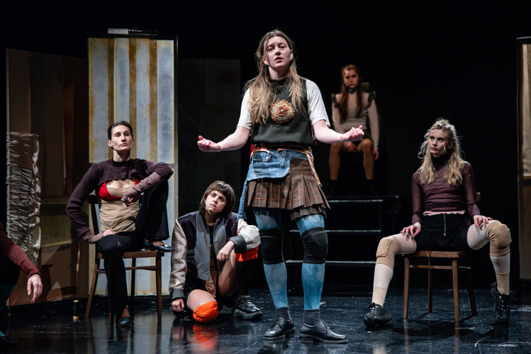 З вистави Місячні