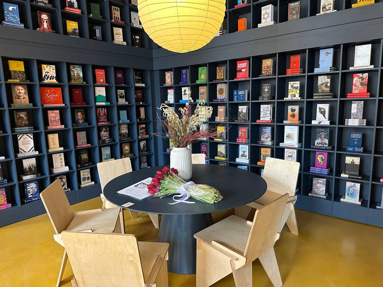 The shelf of bestsellers of the Sens bookstore on Khreschatyk.