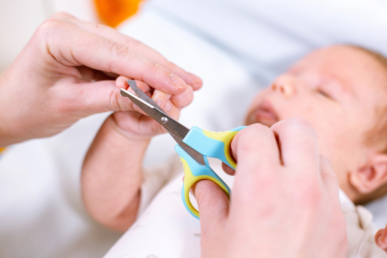 Обстригання нігтів новонародженому: як це правильно робити та за яких умов