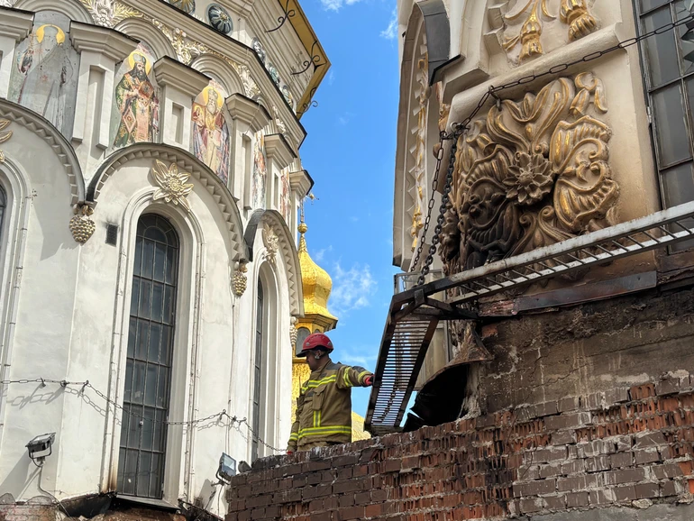 Рятувальники усувають наслідки російських ударів на даху Успенського собору