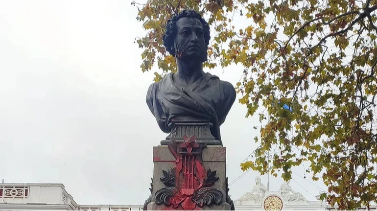 Облитий фарбою пам'ятник Пушкіну в Одесі