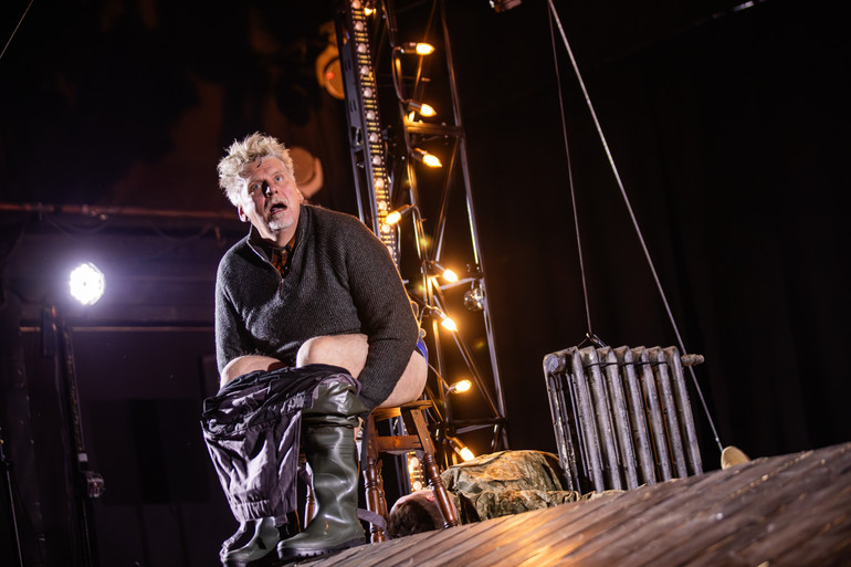 Сцена з вистави “Три швидкі та модні у цьому сезоні перукарки” у постановці Станіслава Мойсеєва