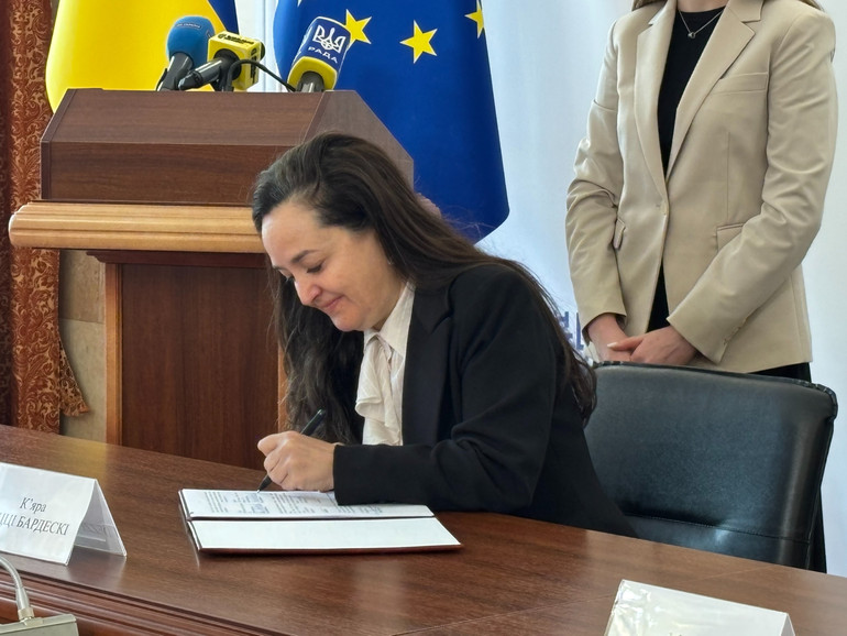 К'яра Децці Бардескі, керівниця офісу ЮНЕСКО в Україні підписує Меморандум