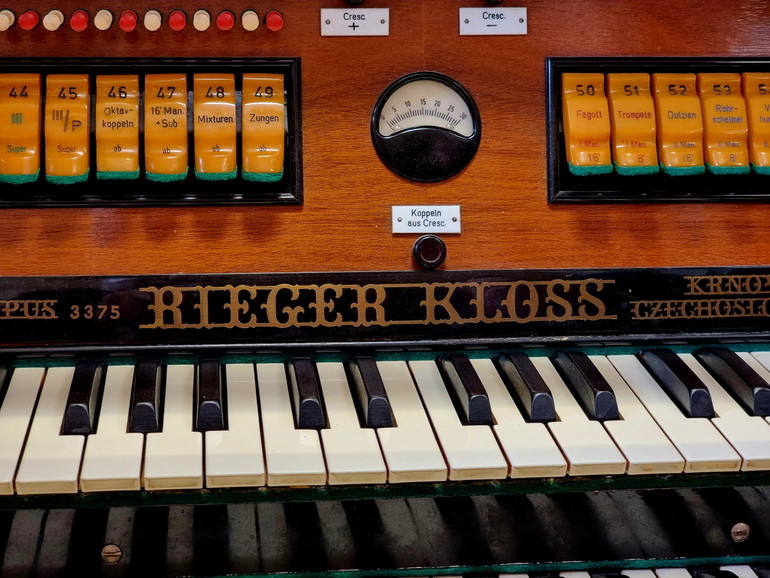 Detail of the organ remote