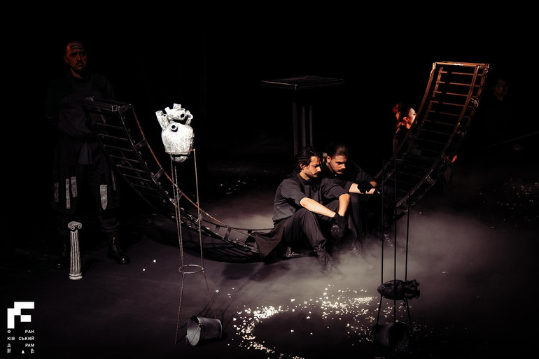 In Medea Oksana Dmitrieva continues to explore Ukrainians, breaking the topic of identity and belonging
