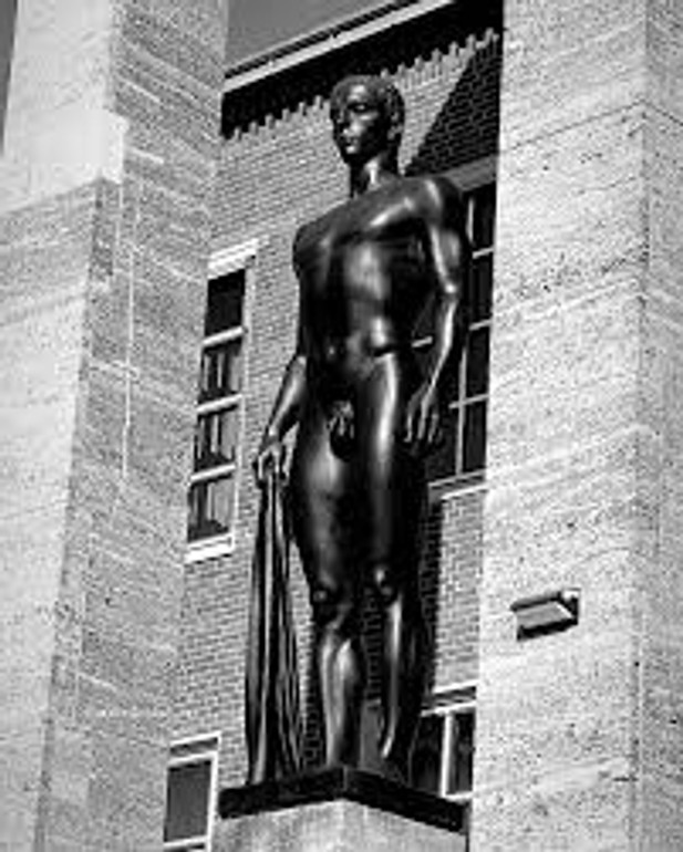 Скульптура Десятиборець досі стоїть на Олімпійському стадіоні