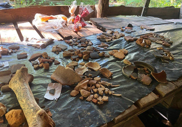 Після розкопок всі знахідки приносять до камералки, де фрагменти чистять і сортують.