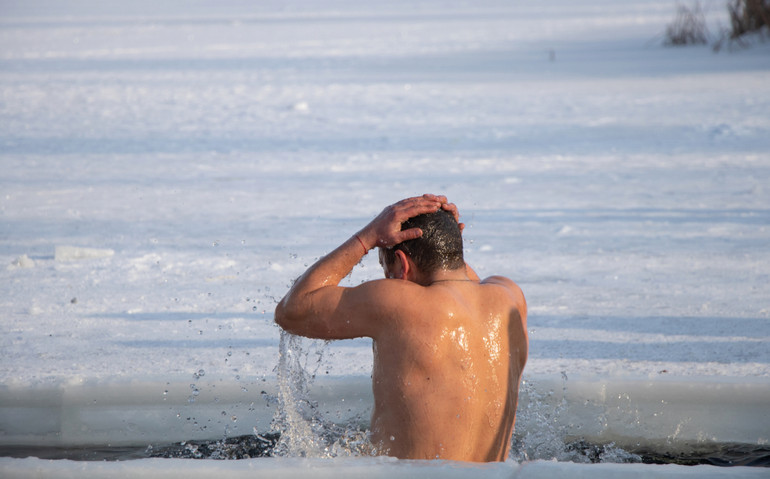 Одна з головних традицій Водохреща - купання в освяченій воді